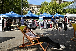 01 TagDerDemokratie 2025-09-06 09  Der 6. September  -  Zwei Termine hatten wir an diesem sommerlichen Samstag. Der Erste war auf dem Burgplatz. Vor dem Rathaus fand der „Tag der Demokratie“ statt. Eine Veranstaltung der Stadt Duisburg, dem HDK unter Mitwirkung angeschlossener Vereinen und diversen Organisationen aus der Stadt. Danach ging es zur Platzanlage des TUS Viktoria 06 in Buchholz zum Benefiz-Spiel gegen die Traditionsmannschaft von Schalke 04. : DVPJ, Holger II, Kinderprinz Phil II., Prinzessin, Mia I., Prinzessin Mia I., HDK, Duisburg, Karneval, Helau, Tollität, Event, Session 2024, Session 2025, Hauptausschuss, Gemeinschaft, Hauptausschuss Karneval Duisburg, Duisburg ist echt