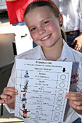 01 TagDerDemokratie 2025-09-06 13  Der 6. September  -  Zwei Termine hatten wir an diesem sommerlichen Samstag. Der Erste war auf dem Burgplatz. Vor dem Rathaus fand der „Tag der Demokratie“ statt. Eine Veranstaltung der Stadt Duisburg, dem HDK unter Mitwirkung angeschlossener Vereinen und diversen Organisationen aus der Stadt. Danach ging es zur Platzanlage des TUS Viktoria 06 in Buchholz zum Benefiz-Spiel gegen die Traditionsmannschaft von Schalke 04. : DVPJ, Holger II, Kinderprinz Phil II., Prinzessin, Mia I., Prinzessin Mia I., HDK, Duisburg, Karneval, Helau, Tollität, Event, Session 2024, Session 2025, Hauptausschuss, Gemeinschaft, Hauptausschuss Karneval Duisburg, Duisburg ist echt