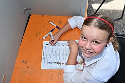 01 TagDerDemokratie 2025-09-06 14  Der 6. September  -  Zwei Termine hatten wir an diesem sommerlichen Samstag. Der Erste war auf dem Burgplatz. Vor dem Rathaus fand der „Tag der Demokratie“ statt. Eine Veranstaltung der Stadt Duisburg, dem HDK unter Mitwirkung angeschlossener Vereinen und diversen Organisationen aus der Stadt. Danach ging es zur Platzanlage des TUS Viktoria 06 in Buchholz zum Benefiz-Spiel gegen die Traditionsmannschaft von Schalke 04. : DVPJ, Holger II, Kinderprinz Phil II., Prinzessin, Mia I., Prinzessin Mia I., HDK, Duisburg, Karneval, Helau, Tollität, Event, Session 2024, Session 2025, Hauptausschuss, Gemeinschaft, Hauptausschuss Karneval Duisburg, Duisburg ist echt