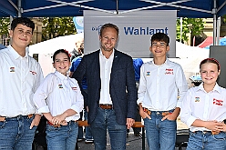 01 TagDerDemokratie 2025-09-06 15  Der 6. September  -  Zwei Termine hatten wir an diesem sommerlichen Samstag. Der Erste war auf dem Burgplatz. Vor dem Rathaus fand der „Tag der Demokratie“ statt. Eine Veranstaltung der Stadt Duisburg, dem HDK unter Mitwirkung angeschlossener Vereinen und diversen Organisationen aus der Stadt. Danach ging es zur Platzanlage des TUS Viktoria 06 in Buchholz zum Benefiz-Spiel gegen die Traditionsmannschaft von Schalke 04. : DVPJ, Holger II, Kinderprinz Phil II., Prinzessin, Mia I., Prinzessin Mia I., HDK, Duisburg, Karneval, Helau, Tollität, Event, Session 2024, Session 2025, Hauptausschuss, Gemeinschaft, Hauptausschuss Karneval Duisburg, Duisburg ist echt