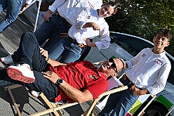 01 TagDerDemokratie 2025-09-06 16  Der 6. September  -  Zwei Termine hatten wir an diesem sommerlichen Samstag. Der Erste war auf dem Burgplatz. Vor dem Rathaus fand der „Tag der Demokratie“ statt. Eine Veranstaltung der Stadt Duisburg, dem HDK unter Mitwirkung angeschlossener Vereinen und diversen Organisationen aus der Stadt. Danach ging es zur Platzanlage des TUS Viktoria 06 in Buchholz zum Benefiz-Spiel gegen die Traditionsmannschaft von Schalke 04. : DVPJ, Holger II, Kinderprinz Phil II., Prinzessin, Mia I., Prinzessin Mia I., HDK, Duisburg, Karneval, Helau, Tollität, Event, Session 2024, Session 2025, Hauptausschuss, Gemeinschaft, Hauptausschuss Karneval Duisburg, Duisburg ist echt