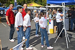 01 TagDerDemokratie 2025-09-06 18  Der 6. September  -  Zwei Termine hatten wir an diesem sommerlichen Samstag. Der Erste war auf dem Burgplatz. Vor dem Rathaus fand der „Tag der Demokratie“ statt. Eine Veranstaltung der Stadt Duisburg, dem HDK unter Mitwirkung angeschlossener Vereinen und diversen Organisationen aus der Stadt. Danach ging es zur Platzanlage des TUS Viktoria 06 in Buchholz zum Benefiz-Spiel gegen die Traditionsmannschaft von Schalke 04. : DVPJ, Holger II, Kinderprinz Phil II., Prinzessin, Mia I., Prinzessin Mia I., HDK, Duisburg, Karneval, Helau, Tollität, Event, Session 2024, Session 2025, Hauptausschuss, Gemeinschaft, Hauptausschuss Karneval Duisburg, Duisburg ist echt