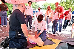 01 TagDerDemokratie 2025-09-06 30  Der 6. September  -  Zwei Termine hatten wir an diesem sommerlichen Samstag. Der Erste war auf dem Burgplatz. Vor dem Rathaus fand der „Tag der Demokratie“ statt. Eine Veranstaltung der Stadt Duisburg, dem HDK unter Mitwirkung angeschlossener Vereinen und diversen Organisationen aus der Stadt. Danach ging es zur Platzanlage des TUS Viktoria 06 in Buchholz zum Benefiz-Spiel gegen die Traditionsmannschaft von Schalke 04. : DVPJ, Holger II, Kinderprinz Phil II., Prinzessin, Mia I., Prinzessin Mia I., HDK, Duisburg, Karneval, Helau, Tollität, Event, Session 2024, Session 2025, Hauptausschuss, Gemeinschaft, Hauptausschuss Karneval Duisburg, Duisburg ist echt