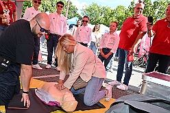01 TagDerDemokratie 2025-09-06 31  Der 6. September  -  Zwei Termine hatten wir an diesem sommerlichen Samstag. Der Erste war auf dem Burgplatz. Vor dem Rathaus fand der „Tag der Demokratie“ statt. Eine Veranstaltung der Stadt Duisburg, dem HDK unter Mitwirkung angeschlossener Vereinen und diversen Organisationen aus der Stadt. Danach ging es zur Platzanlage des TUS Viktoria 06 in Buchholz zum Benefiz-Spiel gegen die Traditionsmannschaft von Schalke 04. : DVPJ, Holger II, Kinderprinz Phil II., Prinzessin, Mia I., Prinzessin Mia I., HDK, Duisburg, Karneval, Helau, Tollität, Event, Session 2024, Session 2025, Hauptausschuss, Gemeinschaft, Hauptausschuss Karneval Duisburg, Duisburg ist echt
