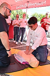 01 TagDerDemokratie 2025-09-06 33  Der 6. September  -  Zwei Termine hatten wir an diesem sommerlichen Samstag. Der Erste war auf dem Burgplatz. Vor dem Rathaus fand der „Tag der Demokratie“ statt. Eine Veranstaltung der Stadt Duisburg, dem HDK unter Mitwirkung angeschlossener Vereinen und diversen Organisationen aus der Stadt. Danach ging es zur Platzanlage des TUS Viktoria 06 in Buchholz zum Benefiz-Spiel gegen die Traditionsmannschaft von Schalke 04. : DVPJ, Holger II, Kinderprinz Phil II., Prinzessin, Mia I., Prinzessin Mia I., HDK, Duisburg, Karneval, Helau, Tollität, Event, Session 2024, Session 2025, Hauptausschuss, Gemeinschaft, Hauptausschuss Karneval Duisburg, Duisburg ist echt