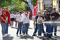 01 TagDerDemokratie 2025-09-06 34  Der 6. September  -  Zwei Termine hatten wir an diesem sommerlichen Samstag. Der Erste war auf dem Burgplatz. Vor dem Rathaus fand der „Tag der Demokratie“ statt. Eine Veranstaltung der Stadt Duisburg, dem HDK unter Mitwirkung angeschlossener Vereinen und diversen Organisationen aus der Stadt. Danach ging es zur Platzanlage des TUS Viktoria 06 in Buchholz zum Benefiz-Spiel gegen die Traditionsmannschaft von Schalke 04. : DVPJ, Holger II, Kinderprinz Phil II., Prinzessin, Mia I., Prinzessin Mia I., HDK, Duisburg, Karneval, Helau, Tollität, Event, Session 2024, Session 2025, Hauptausschuss, Gemeinschaft, Hauptausschuss Karneval Duisburg, Duisburg ist echt