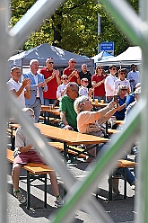 01 TagDerDemokratie 2025-09-06 40  Der 6. September  -  Zwei Termine hatten wir an diesem sommerlichen Samstag. Der Erste war auf dem Burgplatz. Vor dem Rathaus fand der „Tag der Demokratie“ statt. Eine Veranstaltung der Stadt Duisburg, dem HDK unter Mitwirkung angeschlossener Vereinen und diversen Organisationen aus der Stadt. Danach ging es zur Platzanlage des TUS Viktoria 06 in Buchholz zum Benefiz-Spiel gegen die Traditionsmannschaft von Schalke 04. : DVPJ, Holger II, Kinderprinz Phil II., Prinzessin, Mia I., Prinzessin Mia I., HDK, Duisburg, Karneval, Helau, Tollität, Event, Session 2024, Session 2025, Hauptausschuss, Gemeinschaft, Hauptausschuss Karneval Duisburg, Duisburg ist echt