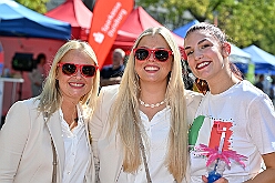 01 TagDerDemokratie 2025-09-06 42  Der 6. September  -  Zwei Termine hatten wir an diesem sommerlichen Samstag. Der Erste war auf dem Burgplatz. Vor dem Rathaus fand der „Tag der Demokratie“ statt. Eine Veranstaltung der Stadt Duisburg, dem HDK unter Mitwirkung angeschlossener Vereinen und diversen Organisationen aus der Stadt. Danach ging es zur Platzanlage des TUS Viktoria 06 in Buchholz zum Benefiz-Spiel gegen die Traditionsmannschaft von Schalke 04. : DVPJ, Holger II, Kinderprinz Phil II., Prinzessin, Mia I., Prinzessin Mia I., HDK, Duisburg, Karneval, Helau, Tollität, Event, Session 2024, Session 2025, Hauptausschuss, Gemeinschaft, Hauptausschuss Karneval Duisburg, Duisburg ist echt