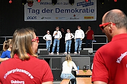 01 TagDerDemokratie 2025-09-06 43  Der 6. September  -  Zwei Termine hatten wir an diesem sommerlichen Samstag. Der Erste war auf dem Burgplatz. Vor dem Rathaus fand der „Tag der Demokratie“ statt. Eine Veranstaltung der Stadt Duisburg, dem HDK unter Mitwirkung angeschlossener Vereinen und diversen Organisationen aus der Stadt. Danach ging es zur Platzanlage des TUS Viktoria 06 in Buchholz zum Benefiz-Spiel gegen die Traditionsmannschaft von Schalke 04. : DVPJ, Holger II, Kinderprinz Phil II., Prinzessin, Mia I., Prinzessin Mia I., HDK, Duisburg, Karneval, Helau, Tollität, Event, Session 2024, Session 2025, Hauptausschuss, Gemeinschaft, Hauptausschuss Karneval Duisburg, Duisburg ist echt
