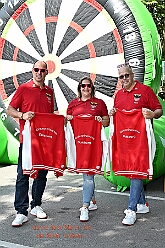 01 TagDerDemokratie 2025-09-06 44  Der 6. September  -  Zwei Termine hatten wir an diesem sommerlichen Samstag. Der Erste war auf dem Burgplatz. Vor dem Rathaus fand der „Tag der Demokratie“ statt. Eine Veranstaltung der Stadt Duisburg, dem HDK unter Mitwirkung angeschlossener Vereinen und diversen Organisationen aus der Stadt. Danach ging es zur Platzanlage des TUS Viktoria 06 in Buchholz zum Benefiz-Spiel gegen die Traditionsmannschaft von Schalke 04. : DVPJ, Holger II, Kinderprinz Phil II., Prinzessin, Mia I., Prinzessin Mia I., HDK, Duisburg, Karneval, Helau, Tollität, Event, Session 2024, Session 2025, Hauptausschuss, Gemeinschaft, Hauptausschuss Karneval Duisburg, Duisburg ist echt