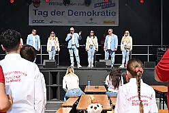 01 TagDerDemokratie 2025-09-06 45  Der 6. September  -  Zwei Termine hatten wir an diesem sommerlichen Samstag. Der Erste war auf dem Burgplatz. Vor dem Rathaus fand der „Tag der Demokratie“ statt. Eine Veranstaltung der Stadt Duisburg, dem HDK unter Mitwirkung angeschlossener Vereinen und diversen Organisationen aus der Stadt. Danach ging es zur Platzanlage des TUS Viktoria 06 in Buchholz zum Benefiz-Spiel gegen die Traditionsmannschaft von Schalke 04. : DVPJ, Holger II, Kinderprinz Phil II., Prinzessin, Mia I., Prinzessin Mia I., HDK, Duisburg, Karneval, Helau, Tollität, Event, Session 2024, Session 2025, Hauptausschuss, Gemeinschaft, Hauptausschuss Karneval Duisburg, Duisburg ist echt