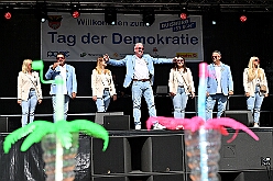 01 TagDerDemokratie 2025-09-06 46  Der 6. September  -  Zwei Termine hatten wir an diesem sommerlichen Samstag. Der Erste war auf dem Burgplatz. Vor dem Rathaus fand der „Tag der Demokratie“ statt. Eine Veranstaltung der Stadt Duisburg, dem HDK unter Mitwirkung angeschlossener Vereinen und diversen Organisationen aus der Stadt. Danach ging es zur Platzanlage des TUS Viktoria 06 in Buchholz zum Benefiz-Spiel gegen die Traditionsmannschaft von Schalke 04. : DVPJ, Holger II, Kinderprinz Phil II., Prinzessin, Mia I., Prinzessin Mia I., HDK, Duisburg, Karneval, Helau, Tollität, Event, Session 2024, Session 2025, Hauptausschuss, Gemeinschaft, Hauptausschuss Karneval Duisburg, Duisburg ist echt