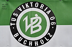 02 BenefizVikroriaBuchholz 2025-09-06 01  Der 6. September  -  Zwei Termine hatten wir an diesem sommerlichen Samstag. Der Erste war auf dem Burgplatz. Vor dem Rathaus fand der „Tag der Demokratie“ statt. Eine Veranstaltung der Stadt Duisburg, dem HDK unter Mitwirkung angeschlossener Vereinen und diversen Organisationen aus der Stadt. Danach ging es zur Platzanlage des TUS Viktoria 06 in Buchholz zum Benefiz-Spiel gegen die Traditionsmannschaft von Schalke 04. : DVPJ, Holger II, Kinderprinz Phil II., Prinzessin, Mia I., Prinzessin Mia I., HDK, Duisburg, Karneval, Helau, Tollität, Event, Session 2024, Session 2025, Hauptausschuss, Gemeinschaft, Hauptausschuss Karneval Duisburg, Duisburg ist echt