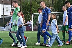 02 BenefizVikroriaBuchholz 2025-09-06 09  Der 6. September  -  Zwei Termine hatten wir an diesem sommerlichen Samstag. Der Erste war auf dem Burgplatz. Vor dem Rathaus fand der „Tag der Demokratie“ statt. Eine Veranstaltung der Stadt Duisburg, dem HDK unter Mitwirkung angeschlossener Vereinen und diversen Organisationen aus der Stadt. Danach ging es zur Platzanlage des TUS Viktoria 06 in Buchholz zum Benefiz-Spiel gegen die Traditionsmannschaft von Schalke 04. : DVPJ, Holger II, Kinderprinz Phil II., Prinzessin, Mia I., Prinzessin Mia I., HDK, Duisburg, Karneval, Helau, Tollität, Event, Session 2024, Session 2025, Hauptausschuss, Gemeinschaft, Hauptausschuss Karneval Duisburg, Duisburg ist echt