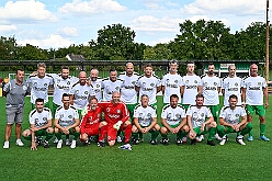 02 BenefizVikroriaBuchholz 2025-09-06 13  Der 6. September  -  Zwei Termine hatten wir an diesem sommerlichen Samstag. Der Erste war auf dem Burgplatz. Vor dem Rathaus fand der „Tag der Demokratie“ statt. Eine Veranstaltung der Stadt Duisburg, dem HDK unter Mitwirkung angeschlossener Vereinen und diversen Organisationen aus der Stadt. Danach ging es zur Platzanlage des TUS Viktoria 06 in Buchholz zum Benefiz-Spiel gegen die Traditionsmannschaft von Schalke 04. : DVPJ, Holger II, Kinderprinz Phil II., Prinzessin, Mia I., Prinzessin Mia I., HDK, Duisburg, Karneval, Helau, Tollität, Event, Session 2024, Session 2025, Hauptausschuss, Gemeinschaft, Hauptausschuss Karneval Duisburg, Duisburg ist echt