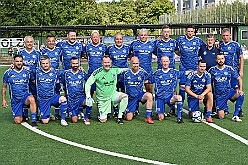 02 BenefizVikroriaBuchholz 2025-09-06 14  Der 6. September  -  Zwei Termine hatten wir an diesem sommerlichen Samstag. Der Erste war auf dem Burgplatz. Vor dem Rathaus fand der „Tag der Demokratie“ statt. Eine Veranstaltung der Stadt Duisburg, dem HDK unter Mitwirkung angeschlossener Vereinen und diversen Organisationen aus der Stadt. Danach ging es zur Platzanlage des TUS Viktoria 06 in Buchholz zum Benefiz-Spiel gegen die Traditionsmannschaft von Schalke 04. : DVPJ, Holger II, Kinderprinz Phil II., Prinzessin, Mia I., Prinzessin Mia I., HDK, Duisburg, Karneval, Helau, Tollität, Event, Session 2024, Session 2025, Hauptausschuss, Gemeinschaft, Hauptausschuss Karneval Duisburg, Duisburg ist echt