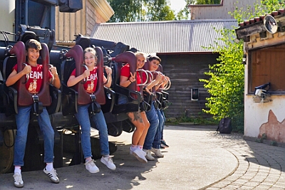 MoviePark 2025-09-07 08  Gemeinsam im Movie Park - Am Sonntag 7. September haben wir einen wunderbaren Tag mit der „Großen“ Prinzencrew im „Movie Park“ verbringen dürfen. Wir haben nicht nur die Attraktionen „getestet“, wir durften auch Fotos mit der Stuntcrew machen. : DVPJ, Holger II, Kinderprinz Phil II., Prinzessin, Mia I., Prinzessin Mia I., HDK, Duisburg, Karneval, Helau, Tollität, Event, Session 2024, Session 2025, Hauptausschuss, Gemeinschaft, Hauptausschuss Karneval Duisburg, Duisburg ist echt