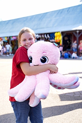 MoviePark 2025-09-07 09  Gemeinsam im Movie Park - Am Sonntag 7. September haben wir einen wunderbaren Tag mit der „Großen“ Prinzencrew im „Movie Park“ verbringen dürfen. Wir haben nicht nur die Attraktionen „getestet“, wir durften auch Fotos mit der Stuntcrew machen. : DVPJ, Holger II, Kinderprinz Phil II., Prinzessin, Mia I., Prinzessin Mia I., HDK, Duisburg, Karneval, Helau, Tollität, Event, Session 2024, Session 2025, Hauptausschuss, Gemeinschaft, Hauptausschuss Karneval Duisburg, Duisburg ist echt