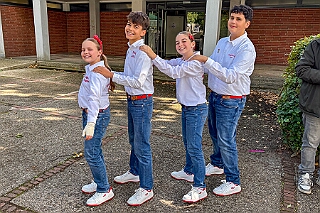 01 KGMarxlJecken 2025-09-13 02  Am Samstag 13. September - Zuerst waren wir in „Mattlerbusch“. Die Marxloher-Jecken „Feierten mit Freunden“ dort auf dem Gelände neben dem Niederrheinischen Karnevalsmusem. Danach gab es das Heimspiel bei unserer KG Alle Mann an Bord. Ein Gartenfest mit den aktiven und passiven Mitgliedern.