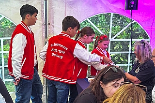 02 KGAMaB  2025-09-13 04  Am Samstag 13. September - Zuerst waren wir in „Mattlerbusch“. Die Marxloher-Jecken „Feierten mit Freunden“ dort auf dem Gelände neben dem Niederrheinischen Karnevalsmusem. Danach gab es das Heimspiel bei unserer KG Alle Mann an Bord. Ein Gartenfest mit den aktiven und passiven Mitgliedern.