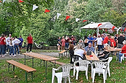 01 HambornerStadtwache 2025-09-20 03  40 Jähriges, ein Baum und Sommerfest - Am 20. September feierte die Hamborner Stadtwache, das Offizierscorps der KG Rot-Weiß Hambrn-Marxloh 1958 e.V.,  ihr 40-jähriges Bestehen. Danach erfüllten wir unsere Nominierung in der Facebook Challenge  zum Pflanzen eines „Karnevals-Baums“ durch PrinznToni I.(des.). Zum Abschluss besuchten wir noch das Sommerfest der Bürgergarde der Stadt Duisburg an der Sechs-Seen-Platte. : DVPJ, Holger II, Kinderprinz Phil II., Prinzessin, Mia I., Prinzessin Mia I., HDK, Duisburg, Karneval, Helau, Tollität, Event, Session 2024, Session 2025, Hauptausschuss, Gemeinschaft, Hauptausschuss Karneval Duisburg, Duisburg ist echt