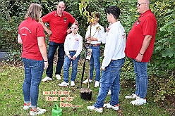 02 Der Karnevalsbaum 2025-09-20 01  40 Jähriges, ein Baum und Sommerfest - Am 20. September feierte die Hamborner Stadtwache, das Offizierscorps der KG Rot-Weiß Hambrn-Marxloh 1958 e.V.,  ihr 40-jähriges Bestehen. Danach erfüllten wir unsere Nominierung in der Facebook Challenge  zum Pflanzen eines „Karnevals-Baums“ durch PrinznToni I.(des.). Zum Abschluss besuchten wir noch das Sommerfest der Bürgergarde der Stadt Duisburg an der Sechs-Seen-Platte. : DVPJ, Holger II, Kinderprinz Phil II., Prinzessin, Mia I., Prinzessin Mia I., HDK, Duisburg, Karneval, Helau, Tollität, Event, Session 2024, Session 2025, Hauptausschuss, Gemeinschaft, Hauptausschuss Karneval Duisburg, Duisburg ist echt