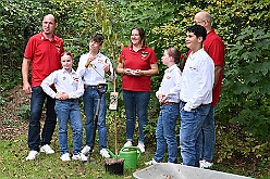 02 Der Karnevalsbaum 2025-09-20 02  40 Jähriges, ein Baum und Sommerfest - Am 20. September feierte die Hamborner Stadtwache, das Offizierscorps der KG Rot-Weiß Hambrn-Marxloh 1958 e.V.,  ihr 40-jähriges Bestehen. Danach erfüllten wir unsere Nominierung in der Facebook Challenge  zum Pflanzen eines „Karnevals-Baums“ durch PrinznToni I.(des.). Zum Abschluss besuchten wir noch das Sommerfest der Bürgergarde der Stadt Duisburg an der Sechs-Seen-Platte. : DVPJ, Holger II, Kinderprinz Phil II., Prinzessin, Mia I., Prinzessin Mia I., HDK, Duisburg, Karneval, Helau, Tollität, Event, Session 2024, Session 2025, Hauptausschuss, Gemeinschaft, Hauptausschuss Karneval Duisburg, Duisburg ist echt