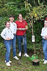 02 Der Karnevalsbaum 2025-09-20 03  40 Jähriges, ein Baum und Sommerfest - Am 20. September feierte die Hamborner Stadtwache, das Offizierscorps der KG Rot-Weiß Hambrn-Marxloh 1958 e.V.,  ihr 40-jähriges Bestehen. Danach erfüllten wir unsere Nominierung in der Facebook Challenge  zum Pflanzen eines „Karnevals-Baums“ durch PrinznToni I.(des.). Zum Abschluss besuchten wir noch das Sommerfest der Bürgergarde der Stadt Duisburg an der Sechs-Seen-Platte. : DVPJ, Holger II, Kinderprinz Phil II., Prinzessin, Mia I., Prinzessin Mia I., HDK, Duisburg, Karneval, Helau, Tollität, Event, Session 2024, Session 2025, Hauptausschuss, Gemeinschaft, Hauptausschuss Karneval Duisburg, Duisburg ist echt