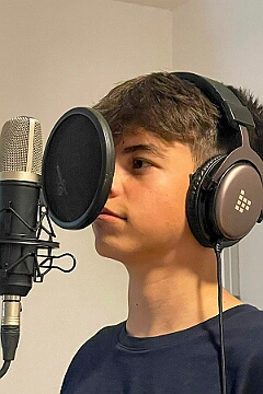 Im Tonstudio 2025-09-24 12  Im „Tonstudio“ - „Ohne Musik wär alles nichts“. Aus diesem Grund singen wir fleißig Lieder ein, um euch ein tolles Showprogramm zu bieten. Herzlichen Dank an René für seine Unterstützung und Kompetenz.