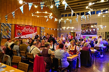 Oktoberf KG RW Rheinh 2025-10-10 01  Oktoberfest - Am Freitag 10. Oktober besuchten wir gemeinsam mit der Prinzencrew se. des. Tollität Prinz Toni I. das Oktoberfest der KG Rot-Weiß Rheinhausen in der Erlöserkirche in Rheinhausen. : DVPJ, Holger II, Kinderprinz Phil II., Prinzessin, Mia I., Prinzessin Mia I., HDK, Duisburg, Karneval, Helau, Tollität, Event, Session 2024, Session 2025, Hauptausschuss, Gemeinschaft, Hauptausschuss Karneval Duisburg, Duisburg ist echt