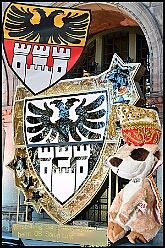 EmpfangRathaus 2025-11-07 01  Empfang im Rathaus der Stadt Duisburg - OB Sören Link empfing se. des. Tollität Kinderprinz Juls  I., Prinzessin Aileen I. Hofmarschall Sami und Patin Paula im Rathaus. Dabei durfte der Eintrag In das goldene Buch der Stadt Duisburg nicht fehlen. : DVPJ, Holger II, Kinderprinz Phil II., Prinzessin, Mia I., Prinzessin Mia I., HDK, Duisburg, Karneval, Helau, Tollität, Event, Session 2024, Session 2025, Hauptausschuss, Gemeinschaft, Hauptausschuss Karneval Duisburg, Duisburg ist echt