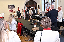 EmpfangRathaus 2025-11-07 04  Empfang im Rathaus der Stadt Duisburg - OB Sören Link empfing se. des. Tollität Kinderprinz Juls  I., Prinzessin Aileen I. Hofmarschall Sami und Patin Paula im Rathaus. Dabei durfte der Eintrag In das goldene Buch der Stadt Duisburg nicht fehlen. : DVPJ, Holger II, Kinderprinz Phil II., Prinzessin, Mia I., Prinzessin Mia I., HDK, Duisburg, Karneval, Helau, Tollität, Event, Session 2024, Session 2025, Hauptausschuss, Gemeinschaft, Hauptausschuss Karneval Duisburg, Duisburg ist echt