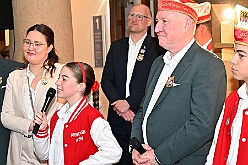 EmpfangRathaus 2025-11-07 17  Empfang im Rathaus der Stadt Duisburg - OB Sören Link empfing se. des. Tollität Kinderprinz Juls  I., Prinzessin Aileen I. Hofmarschall Sami und Patin Paula im Rathaus. Dabei durfte der Eintrag In das goldene Buch der Stadt Duisburg nicht fehlen. : DVPJ, Holger II, Kinderprinz Phil II., Prinzessin, Mia I., Prinzessin Mia I., HDK, Duisburg, Karneval, Helau, Tollität, Event, Session 2024, Session 2025, Hauptausschuss, Gemeinschaft, Hauptausschuss Karneval Duisburg, Duisburg ist echt