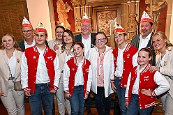 EmpfangRathaus 2025-11-07 21  Empfang im Rathaus der Stadt Duisburg - OB Sören Link empfing se. des. Tollität Kinderprinz Juls  I., Prinzessin Aileen I. Hofmarschall Sami und Patin Paula im Rathaus. Dabei durfte der Eintrag In das goldene Buch der Stadt Duisburg nicht fehlen. : DVPJ, Holger II, Kinderprinz Phil II., Prinzessin, Mia I., Prinzessin Mia I., HDK, Duisburg, Karneval, Helau, Tollität, Event, Session 2024, Session 2025, Hauptausschuss, Gemeinschaft, Hauptausschuss Karneval Duisburg, Duisburg ist echt