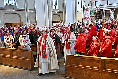 01 AuftaktNordVer 2025-11-07 04  Langer Samstag, der 8. November  - Am Samstagmorgen stand in der Abteikirche der karnevalistische Gottesdienst in Hamborm an. Mit eine kleinen Umzug ging’ s zum dortigen Rathaus. Karnevalsauftakt der Nordvereine. Am frühen Abend dann in Laar zu Rot-Goldenen KG und später zur Party zum Hoppeditzerwachen bei der KG Sonniger Süden. : DVPJ, Holger II, Kinderprinz Phil II., Prinzessin, Mia I., Prinzessin Mia I., HDK, Duisburg, Karneval, Helau, Tollität, Event, Session 2024, Session 2025, Hauptausschuss, Gemeinschaft, Hauptausschuss Karneval Duisburg, Duisburg ist echt
