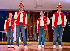 03 Hopped SonnigSued 2025-11-07 01  Langer Samstag, der 8. November  - Am Samstagmorgen stand in der Abteikirche der karnevalistische Gottesdienst in Hamborm an. Mit eine kleinen Umzug ging’ s zum dortigen Rathaus. Karnevalsauftakt der Nordvereine. Am frühen Abend dann in Laar zu Rot-Goldenen KG und später zur Party zum Hoppeditzerwachen bei der KG Sonniger Süden. : DVPJ, Holger II, Kinderprinz Phil II., Prinzessin, Mia I., Prinzessin Mia I., HDK, Duisburg, Karneval, Helau, Tollität, Event, Session 2024, Session 2025, Hauptausschuss, Gemeinschaft, Hauptausschuss Karneval Duisburg, Duisburg ist echt