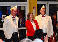 03 Hopped SonnigSued 2025-11-07 06  Langer Samstag, der 8. November  - Am Samstagmorgen stand in der Abteikirche der karnevalistische Gottesdienst in Hamborm an. Mit eine kleinen Umzug ging’ s zum dortigen Rathaus. Karnevalsauftakt der Nordvereine. Am frühen Abend dann in Laar zu Rot-Goldenen KG und später zur Party zum Hoppeditzerwachen bei der KG Sonniger Süden. : DVPJ, Holger II, Kinderprinz Phil II., Prinzessin, Mia I., Prinzessin Mia I., HDK, Duisburg, Karneval, Helau, Tollität, Event, Session 2024, Session 2025, Hauptausschuss, Gemeinschaft, Hauptausschuss Karneval Duisburg, Duisburg ist echt