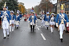 01 Biwak AMaB 2025-11-09 13  Biwak und Hoppeditzerwachen im Süden - Am Sonntagmorgen 9. November eröffnete die KG Alle Mann an Bord - die »Blauen Jungs« 1955 e.V. die neue Session mit ihrem traditionellen Biwak. Das erste große Heimspiel für uns. Nach gutem Brauch wurde uns auch dann noch ein Weckmann überreicht. Danach noch ein bisschen weiter in Richtung Süden, die KG Südstern feierte in Serm ihrHoppeditzerwachen. : DVPJ, Holger II, Kinderprinz Phil II., Prinzessin, Mia I., Prinzessin Mia I., HDK, Duisburg, Karneval, Helau, Tollität, Event, Session 2024, Session 2025, Hauptausschuss, Gemeinschaft, Hauptausschuss Karneval Duisburg, Duisburg ist echt