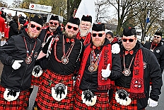 01 Biwak AMaB 2025-11-09 15  Biwak und Hoppeditzerwachen im Süden - Am Sonntagmorgen 9. November eröffnete die KG Alle Mann an Bord - die »Blauen Jungs« 1955 e.V. die neue Session mit ihrem traditionellen Biwak. Das erste große Heimspiel für uns. Nach gutem Brauch wurde uns auch dann noch ein Weckmann überreicht. Danach noch ein bisschen weiter in Richtung Süden, die KG Südstern feierte in Serm ihrHoppeditzerwachen. : DVPJ, Holger II, Kinderprinz Phil II., Prinzessin, Mia I., Prinzessin Mia I., HDK, Duisburg, Karneval, Helau, Tollität, Event, Session 2024, Session 2025, Hauptausschuss, Gemeinschaft, Hauptausschuss Karneval Duisburg, Duisburg ist echt