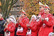 01 Biwak AMaB 2025-11-09 28  Biwak und Hoppeditzerwachen im Süden - Am Sonntagmorgen 9. November eröffnete die KG Alle Mann an Bord - die »Blauen Jungs« 1955 e.V. die neue Session mit ihrem traditionellen Biwak. Das erste große Heimspiel für uns. Nach gutem Brauch wurde uns auch dann noch ein Weckmann überreicht. Danach noch ein bisschen weiter in Richtung Süden, die KG Südstern feierte in Serm ihrHoppeditzerwachen. : DVPJ, Holger II, Kinderprinz Phil II., Prinzessin, Mia I., Prinzessin Mia I., HDK, Duisburg, Karneval, Helau, Tollität, Event, Session 2024, Session 2025, Hauptausschuss, Gemeinschaft, Hauptausschuss Karneval Duisburg, Duisburg ist echt