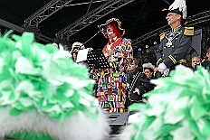 01 Biwak AMaB 2025-11-09 29  Biwak und Hoppeditzerwachen im Süden - Am Sonntagmorgen 9. November eröffnete die KG Alle Mann an Bord - die »Blauen Jungs« 1955 e.V. die neue Session mit ihrem traditionellen Biwak. Das erste große Heimspiel für uns. Nach gutem Brauch wurde uns auch dann noch ein Weckmann überreicht. Danach noch ein bisschen weiter in Richtung Süden, die KG Südstern feierte in Serm ihrHoppeditzerwachen. : DVPJ, Holger II, Kinderprinz Phil II., Prinzessin, Mia I., Prinzessin Mia I., HDK, Duisburg, Karneval, Helau, Tollität, Event, Session 2024, Session 2025, Hauptausschuss, Gemeinschaft, Hauptausschuss Karneval Duisburg, Duisburg ist echt