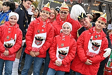 01 Biwak AMaB 2025-11-09 36  Biwak und Hoppeditzerwachen im Süden - Am Sonntagmorgen 9. November eröffnete die KG Alle Mann an Bord - die »Blauen Jungs« 1955 e.V. die neue Session mit ihrem traditionellen Biwak. Das erste große Heimspiel für uns. Nach gutem Brauch wurde uns auch dann noch ein Weckmann überreicht. Danach noch ein bisschen weiter in Richtung Süden, die KG Südstern feierte in Serm ihrHoppeditzerwachen. : DVPJ, Holger II, Kinderprinz Phil II., Prinzessin, Mia I., Prinzessin Mia I., HDK, Duisburg, Karneval, Helau, Tollität, Event, Session 2024, Session 2025, Hauptausschuss, Gemeinschaft, Hauptausschuss Karneval Duisburg, Duisburg ist echt