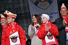 01 Biwak AMaB 2025-11-09 46  Biwak und Hoppeditzerwachen im Süden - Am Sonntagmorgen 9. November eröffnete die KG Alle Mann an Bord - die »Blauen Jungs« 1955 e.V. die neue Session mit ihrem traditionellen Biwak. Das erste große Heimspiel für uns. Nach gutem Brauch wurde uns auch dann noch ein Weckmann überreicht. Danach noch ein bisschen weiter in Richtung Süden, die KG Südstern feierte in Serm ihrHoppeditzerwachen. : DVPJ, Holger II, Kinderprinz Phil II., Prinzessin, Mia I., Prinzessin Mia I., HDK, Duisburg, Karneval, Helau, Tollität, Event, Session 2024, Session 2025, Hauptausschuss, Gemeinschaft, Hauptausschuss Karneval Duisburg, Duisburg ist echt