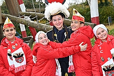 01 Biwak AMaB 2025-11-09 51  Biwak und Hoppeditzerwachen im Süden - Am Sonntagmorgen 9. November eröffnete die KG Alle Mann an Bord - die »Blauen Jungs« 1955 e.V. die neue Session mit ihrem traditionellen Biwak. Das erste große Heimspiel für uns. Nach gutem Brauch wurde uns auch dann noch ein Weckmann überreicht. Danach noch ein bisschen weiter in Richtung Süden, die KG Südstern feierte in Serm ihrHoppeditzerwachen. : DVPJ, Holger II, Kinderprinz Phil II., Prinzessin, Mia I., Prinzessin Mia I., HDK, Duisburg, Karneval, Helau, Tollität, Event, Session 2024, Session 2025, Hauptausschuss, Gemeinschaft, Hauptausschuss Karneval Duisburg, Duisburg ist echt