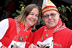 02 Hopped KG Suedstern 2025-11-09 09  Biwak und Hoppeditzerwachen im Süden - Am Sonntagmorgen 9. November eröffnete die KG Alle Mann an Bord - die »Blauen Jungs« 1955 e.V. die neue Session mit ihrem traditionellen Biwak. Das erste große Heimspiel für uns. Nach gutem Brauch wurde uns auch dann noch ein Weckmann überreicht. Danach noch ein bisschen weiter in Richtung Süden, die KG Südstern feierte in Serm ihrHoppeditzerwachen. : DVPJ, Holger II, Kinderprinz Phil II., Prinzessin, Mia I., Prinzessin Mia I., HDK, Duisburg, Karneval, Helau, Tollität, Event, Session 2024, Session 2025, Hauptausschuss, Gemeinschaft, Hauptausschuss Karneval Duisburg, Duisburg ist echt