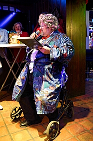 01 Hoppd RW Rheinhausen 2025-11-15 01  Hoppeditzerwachen im Westen - Am Freitagabend, 14. November, besuchten wir in Rheinhausen im „Haus Ettwig“ an der Annastraße das Hoppeditzerwachen der KG Rot- Weiss Rheinhausen. Mit dabei Toni und seine Crew. Mit ihr zusammen besuchten wir dann danach auch in der Aula der Erich Kästner Gesamtschule das Hoppeditzerwachen der KG Narrenhzunft Homberg. : DVPJ, Holger II, Kinderprinz Phil II., Prinzessin, Mia I., Prinzessin Mia I., HDK, Duisburg, Karneval, Helau, Tollität, Event, Session 2024, Session 2025, Hauptausschuss, Gemeinschaft, Hauptausschuss Karneval Duisburg, Duisburg ist echt