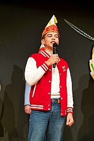 02 Hoppd Narrenz Homb 2025-11-15 02  Hoppeditzerwachen im Westen - Am Freitagabend, 14. November, besuchten wir in Rheinhausen im „Haus Ettwig“ an der Annastraße das Hoppeditzerwachen der KG Rot- Weiss Rheinhausen. Mit dabei Toni und seine Crew. Mit ihr zusammen besuchten wir dann danach auch in der Aula der Erich Kästner Gesamtschule das Hoppeditzerwachen der KG Narrenhzunft Homberg. : DVPJ, Holger II, Kinderprinz Phil II., Prinzessin, Mia I., Prinzessin Mia I., HDK, Duisburg, Karneval, Helau, Tollität, Event, Session 2024, Session 2025, Hauptausschuss, Gemeinschaft, Hauptausschuss Karneval Duisburg, Duisburg ist echt