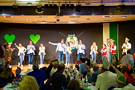 02 Hoppd Narrenz Homb 2025-11-15 05  Hoppeditzerwachen im Westen - Am Freitagabend, 14. November, besuchten wir in Rheinhausen im „Haus Ettwig“ an der Annastraße das Hoppeditzerwachen der KG Rot- Weiss Rheinhausen. Mit dabei Toni und seine Crew. Mit ihr zusammen besuchten wir dann danach auch in der Aula der Erich Kästner Gesamtschule das Hoppeditzerwachen der KG Narrenhzunft Homberg. : DVPJ, Holger II, Kinderprinz Phil II., Prinzessin, Mia I., Prinzessin Mia I., HDK, Duisburg, Karneval, Helau, Tollität, Event, Session 2024, Session 2025, Hauptausschuss, Gemeinschaft, Hauptausschuss Karneval Duisburg, Duisburg ist echt