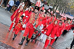 01 Auftakt HDK 2025-11-15 04  Auftakt HDK, Proklamation, Auftaktsitzung - Samstag, 15. November, zogen wir mit den Duisburger Karnevalsgesellschaften vom Forum über die Königsstraße zum Burgplatz. Hier war dann die Auftaktveranstaltung des HDK. Um die Mittagszeit sind es über den Rhein nach Kamp-Lintfort gefahren,  dort war in der Stadthalle die Proklamation von der Jugendprinzessin Sophie I. Am frühen Abend dann in die Aula, unsere Aula, vom Reinhard-und-Max-Mannesmann-Gymnasium, zur Auftaktsitzung unseres „Heimathafens“. Mit „stürmischer“ Begeisterung wurden wir dort empfangen. : DVPJ, Holger II, Kinderprinz Phil II., Prinzessin, Mia I., Prinzessin Mia I., HDK, Duisburg, Karneval, Helau, Tollität, Event, Session 2024, Session 2025, Hauptausschuss, Gemeinschaft, Hauptausschuss Karneval Duisburg, Duisburg ist echt