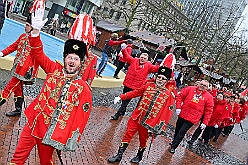 01 Auftakt HDK 2025-11-15 05  Auftakt HDK, Proklamation, Auftaktsitzung - Samstag, 15. November, zogen wir mit den Duisburger Karnevalsgesellschaften vom Forum über die Königsstraße zum Burgplatz. Hier war dann die Auftaktveranstaltung des HDK. Um die Mittagszeit sind es über den Rhein nach Kamp-Lintfort gefahren,  dort war in der Stadthalle die Proklamation von der Jugendprinzessin Sophie I. Am frühen Abend dann in die Aula, unsere Aula, vom Reinhard-und-Max-Mannesmann-Gymnasium, zur Auftaktsitzung unseres „Heimathafens“. Mit „stürmischer“ Begeisterung wurden wir dort empfangen. : DVPJ, Holger II, Kinderprinz Phil II., Prinzessin, Mia I., Prinzessin Mia I., HDK, Duisburg, Karneval, Helau, Tollität, Event, Session 2024, Session 2025, Hauptausschuss, Gemeinschaft, Hauptausschuss Karneval Duisburg, Duisburg ist echt